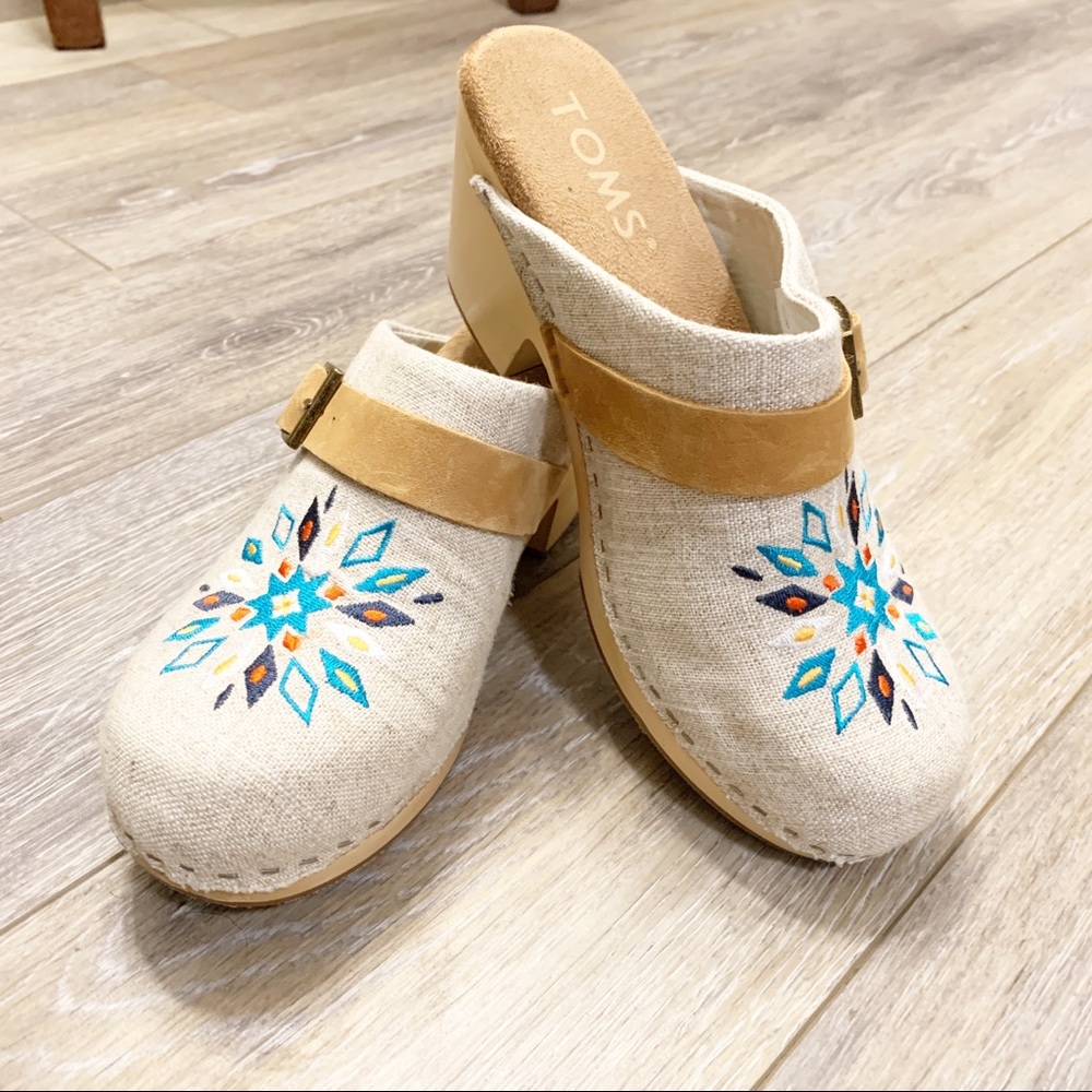 Toms Elisa Embroidered Clogs